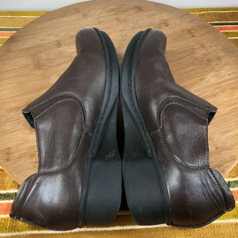 Dansko lynn Womens size 39 shoes brown leather slip on wedge comfort clogs